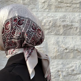 منديل مربع ساتان معرق
