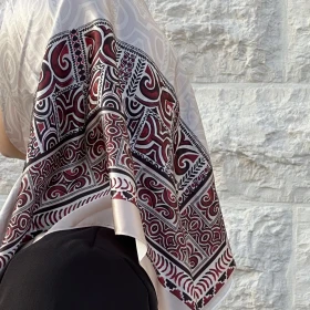 منديل مربع ساتان معرق