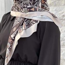 منديل مربع ساتان معرق