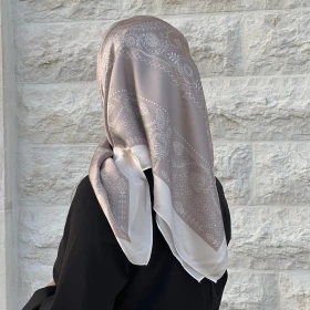منديل مربع ساتان معرق