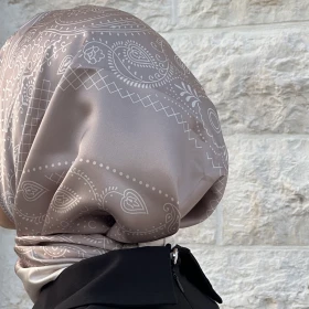 منديل مربع ساتان معرق